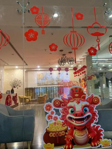胡志明市的住宿－The Everich Infinity 290 ADV，桌上有中国狮子雕像的商店
