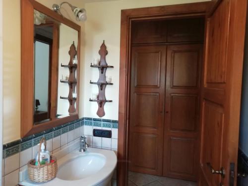 un baño con lavabo y espejo en Casa Verde, en Nápoles