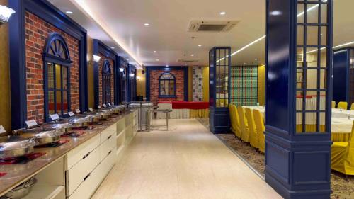 restauracja z umywalkami i stołami w pokoju w obiekcie WoodApple Residency w Nowym Delhi