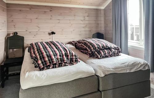 Säng eller sängar i ett rum på 4 Bedroom Amazing Home In seral