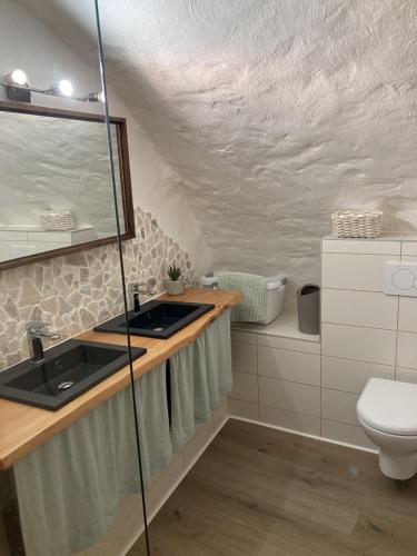 une salle de bain avec un lavabo et des toilettes dans l'établissement A l'Ombre des Tilleuls, à Lagorce