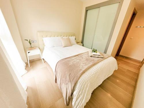 Postel nebo postele na pokoji v ubytování Apartamento con piscina y vistas a la montaña