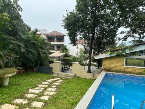Bazén v ubytování Jacuzzi Hut Staycation nebo v jeho okolí