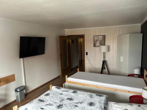 1 Schlafzimmer mit 2 Betten und einem Flachbild-TV in der Unterkunft Piets Gästezimmer in Sandstedt