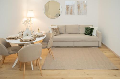 sala de estar con mesa y sofá en Alatea Apartments Valverde, en Verona