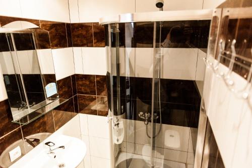 Bilik mandi di Minihotel Freedom
