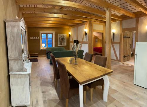 バート・ラウターベルクにあるAußergewöhnliche Ferienwohnungen im Cottage im Harz - Earl's Lane - Schottland im Harzの木製のテーブルと椅子のあるダイニングルーム