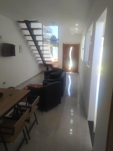 een woonkamer met banken en een trap bij Casa Alves in Serra