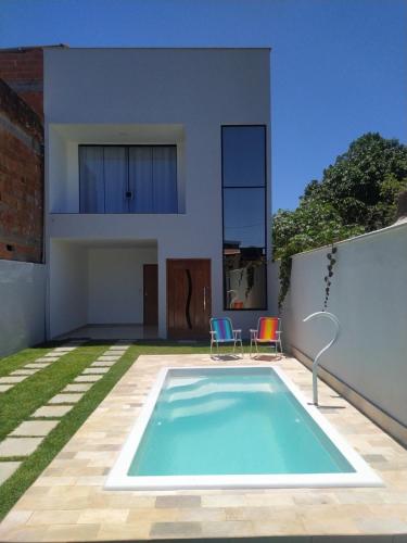 Casa Alves في سيرا: مسبح في الحديقة الخلفية للمنزل