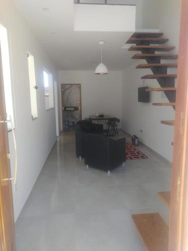 vistas a una sala de estar con una escalera de caracol en Casa Alves en Serra