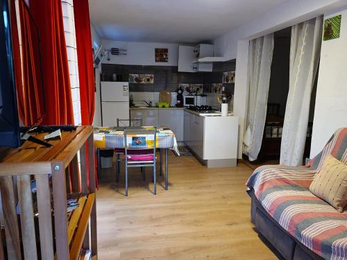 Le Longani في Rivière: غرفة معيشة مع طاولة ومطبخ