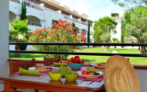 - une table avec des fruits et des légumes sur un balcon dans l'établissement Vacances en Corse, à San-Nicolao