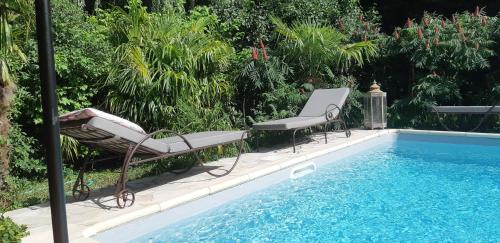 - deux chaises et une piscine dans l'établissement Cherche Midi, à Noves