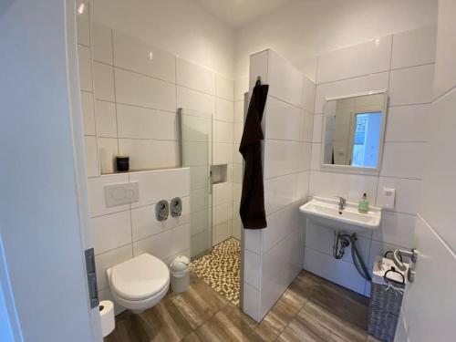 La salle de bains est pourvue de toilettes et d'un lavabo. dans l'établissement Privates & gemütliches Appartement inklusive Parkplatz, à Drensteinfurt