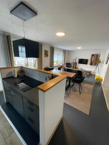 uma cozinha com um balcão e uma sala de estar em Haus Charlotte em Bruttig-Fankel
