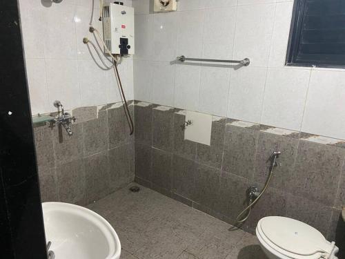 浦那的住宿－Spacious 2 BHK near Commerce Zone，一间带卫生间和水槽的浴室