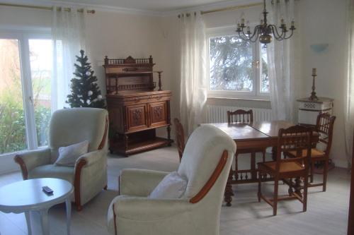 オルブールにあるMaison proche du centre de Colmar - Chez Michelのダイニングテーブルと椅子のあるリビングルーム