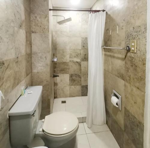 een badkamer met een toilet en een douche bij TemporaryHome -susan in Manilla