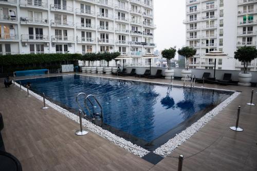 a large swimming pool in the middle of a building at Skystay Lucknow in Lucknow