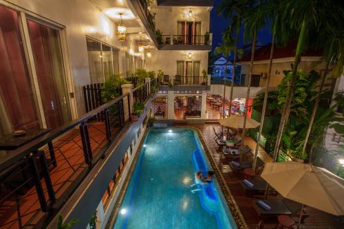 einen Blick über den Pool in einem Hotel in der Unterkunft SAKABAN Suite in Siem Reap