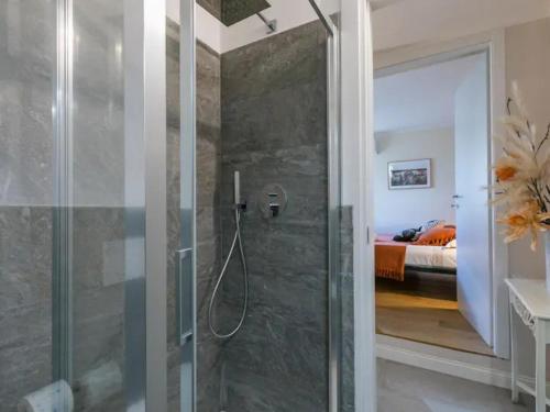 Un baño con ducha y un dormitorio con cama. en Agriturismo Villa Anna, en Sesto Fiorentino