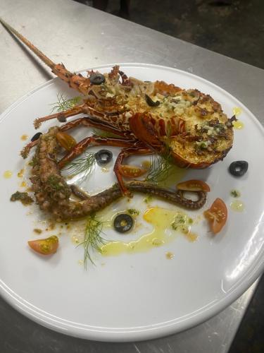 Comida en o cerca de este hotel