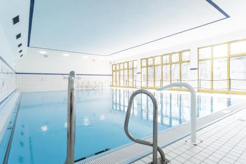 una grande piscina con piscina di forma pooliteratorhaarhaarythonython di Feriendorf Rerik a Rerik