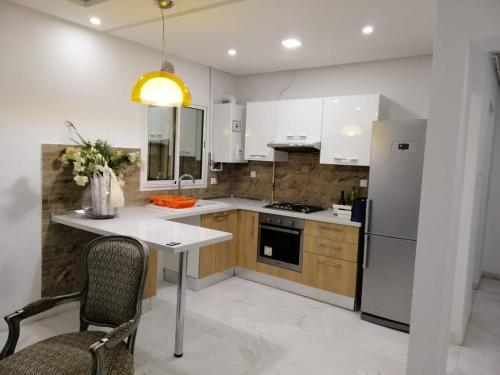 Кухня или мини-кухня в Luxury greenbedroom appartement ennasr
