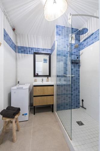 une salle de bain avec une douche, un lavabo et des toilettes dans l'établissement CineHome - 5 min Tours centre-Parking/Tram au pied, à Tours