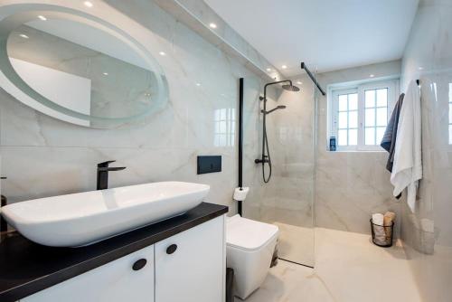 een badkamer met een wastafel, een toilet en een douche bij Katris Luxury Homes #1 in Triánta