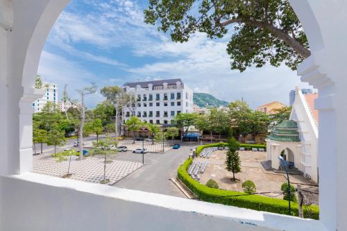 einen Blick aus dem Fenster einer Stadtstraße in der Unterkunft Diamond Star Hotel in Vũng Tàu