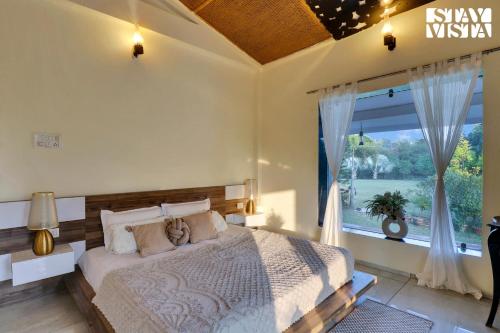 Postel nebo postele na pokoji v ubytování StayVista's The River Villa - Pet-Friendly Riverside Villa with Lawn & Bonfire