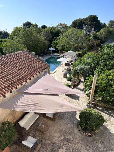 an overhead view of a swimming pool with a roof at Palazzo Siena - Home & More in Minervino di Lecce