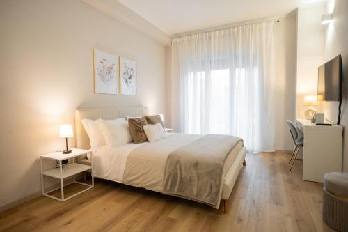維洛納的住宿－Alatea Apartments Valverde，一间卧室设有一张大床和一个窗户。