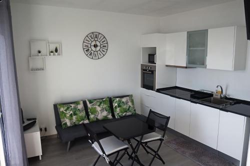 een keuken met een tafel en stoelen in een kamer bij Fifty´s House in Ribeira Brava