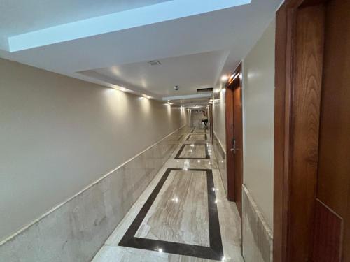 un corridoio vuoto in un edificio con soffitto di Hotel Vinnie a Jaipur