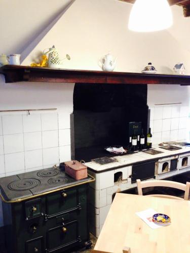 a kitchen with an old stove and a table at B&B Antica Biblioteca in Fermo
