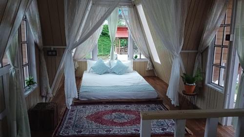 Een bed of bedden in een kamer bij Orchard Farmstay