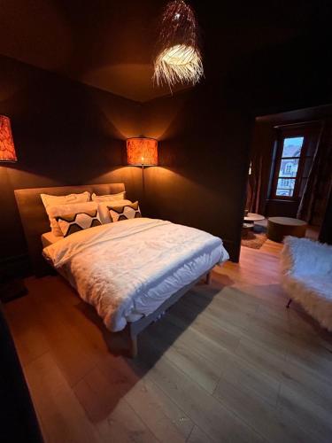 - une chambre avec un lit et deux lumières sur le mur dans l'établissement Palmaria, à Montbéliard