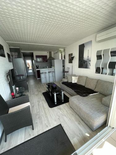 un salon avec un canapé et une table dans l'établissement Naturiste Cap d'Agde Port Ambonne 304, au Cap d'Agde