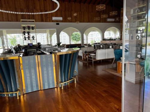 une salle avec un bar et un restaurant avec des tables dans l'établissement Canterbury Residence Garden Apartments, à Kahatuduwa