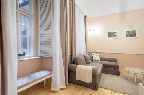 uma sala de estar com um sofá e uma janela em Excellent location, cozy apartment em Budapeste