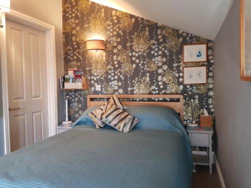 1 dormitorio con 1 cama con edredón azul en South Ford Haven, en Dartmouth