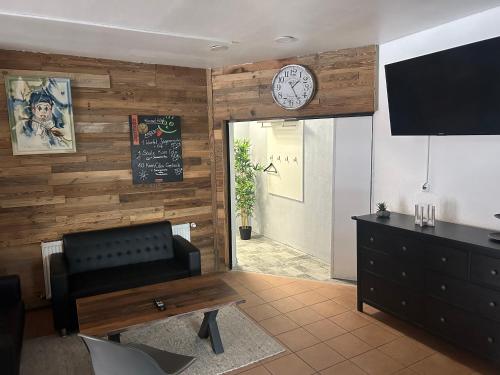 a living room with a clock on a wall at Piets Ferienwohnung in Sandstedt