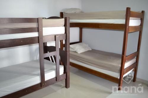 - un ensemble de lits superposés dans une chambre dans l'établissement Casa de temporada Lunar, à Olímpia