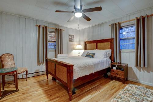 1 dormitorio con 1 cama y ventilador de techo en White Laurel Cottage At Linville Falls en Linville Falls