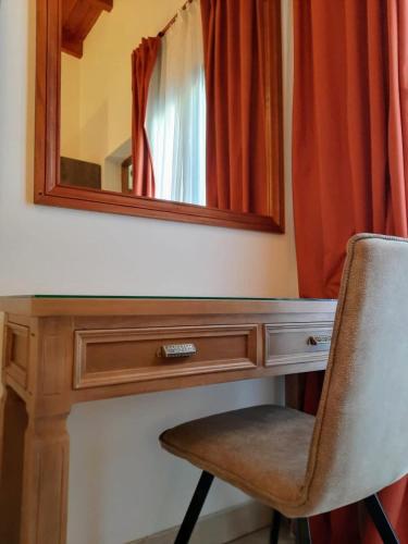 a dressing table with a chair and a mirror at Luna de Cafayate Hotel Boutique in Cafayate