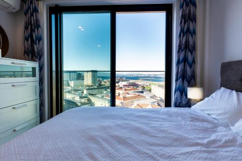 een slaapkamer met een bed en een groot raam bij FORBES Suite1206-Hosted by Sweetstay in Gibraltar