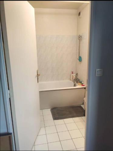 ein Badezimmer mit einer Badewanne und einem Waschbecken in der Unterkunft Chambre chez l'habitant en rooftop in Ivry-sur-Seine