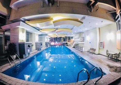 Bazén v ubytování Birch Tower Malate Suites nebo v jeho okolí